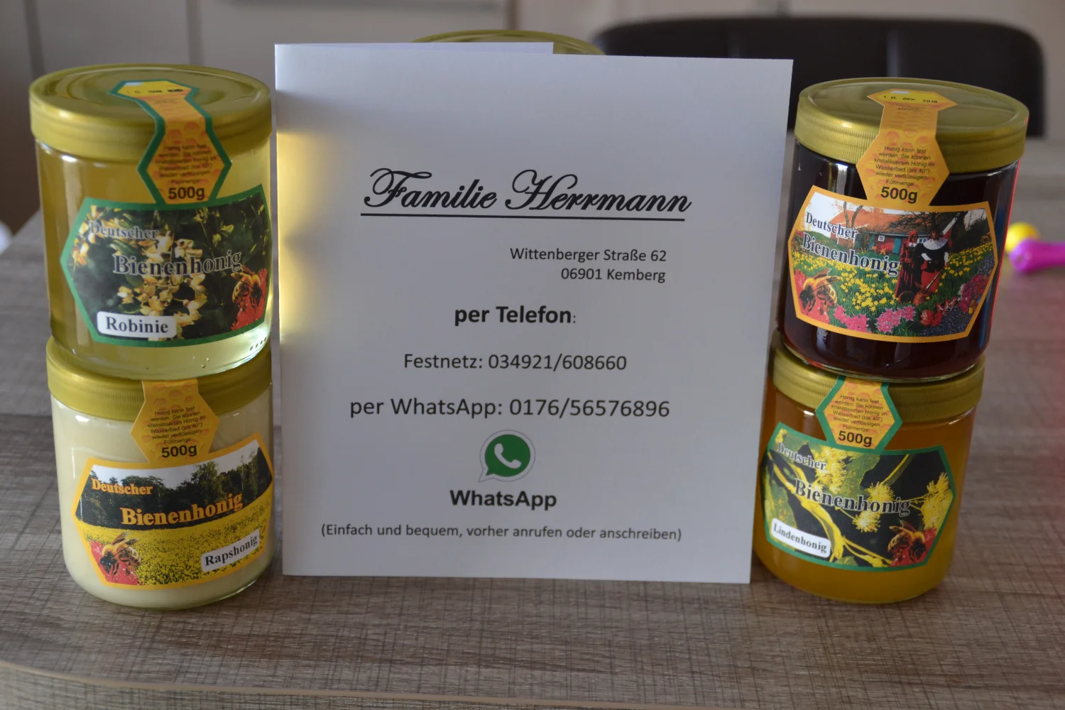 Land ist Gut, Geschäftsflyer, mit Honiggläsern auf jeder Seite